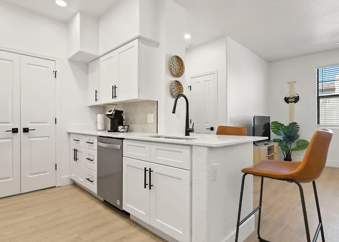 Cozysuites By The Stadium With Pool 13 * Glendale