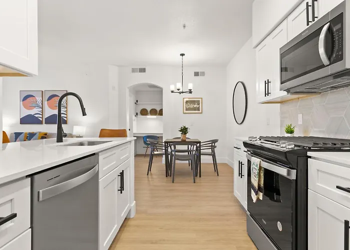 Cozysuites By The Stadium With Pool 13 *